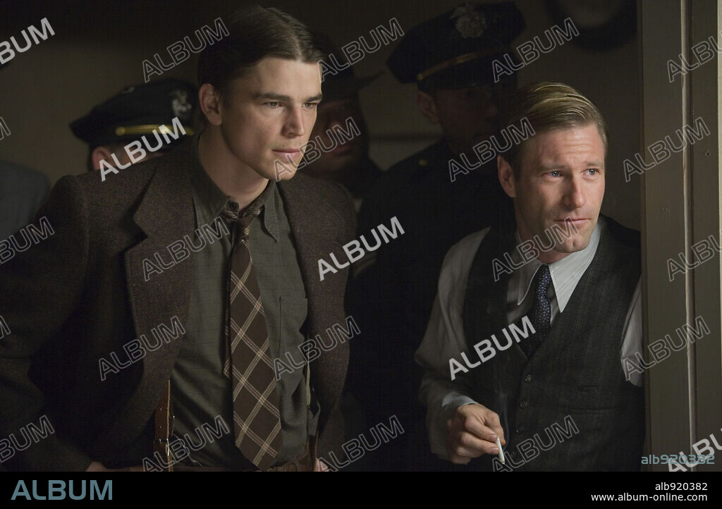 AARON ECKHART and JOSH HARTNETT in THE BLACK DAHLIA, 2006, directed by BRIAN DE PALMA. Copyright UNIVERSAL PICTURES / KONOW, ROLF.
