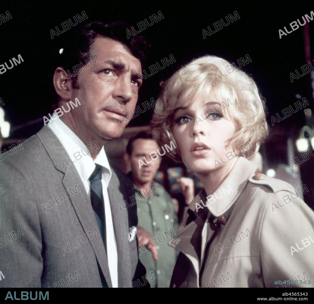 DEAN MARTIN and STELLA STEVENS in HOW TO SAVE A MARRIAGE AND RUIN YOUR LIFE, 1968, directed by FIELDER COOK. Copyright COLUMBIA PICTURES.