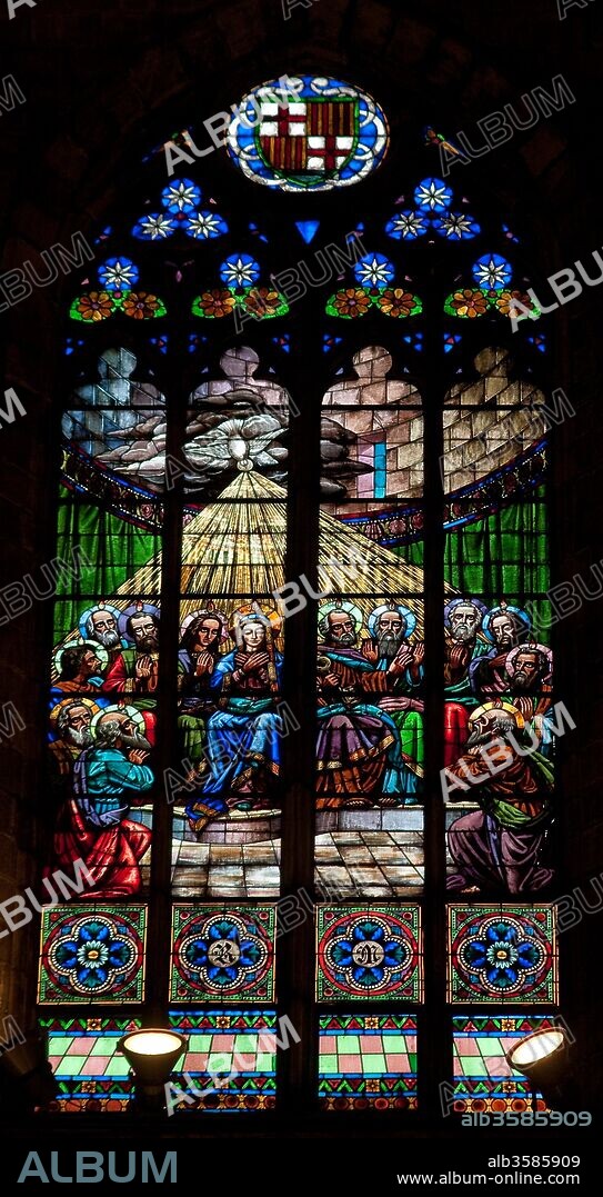 Vidriera representando el Espíritu Santo, en la catedral de Santa María del mar, Siglo XVIII, Barcelona, Barcelona, Cataluña, España.
