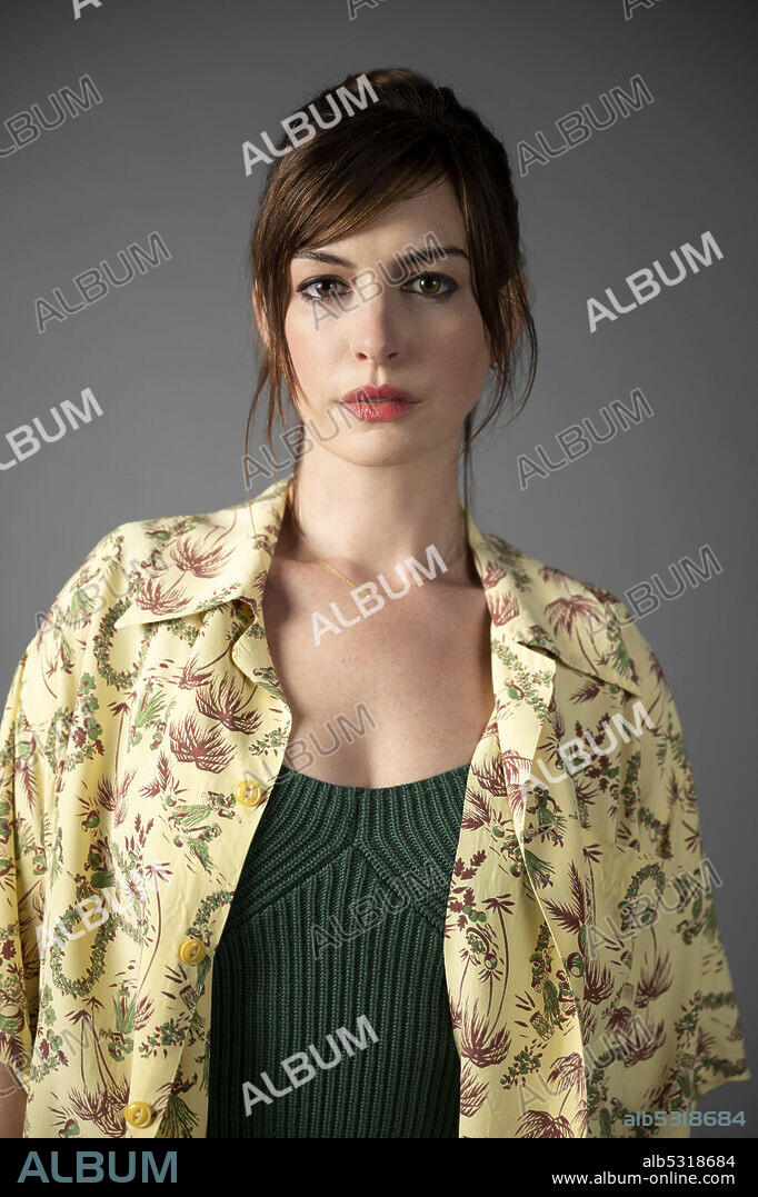 ANNE HATHAWAY en SOLOS, 2021, dirigida por SAM TAYLOR-JOHNSON y ZACH BRAFF. Copyright AMAZON STUDIOS.