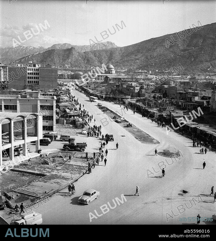 Kaboul (Afghanistan). Le Bazar au pied du massif montagneux Koh-i-Asamai. Photo. D'une série "Kaboul", 1963-1971.