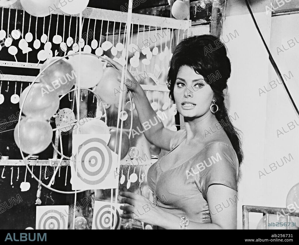 SOPHIA LOREN en BOCCACCIO '70, 1962, dirigida por FEDERICO FELLINI, LUCHINO VISCONTI, MARIO MONICELLI y VITTORIO DE SICA. Copyright CINERIZ.