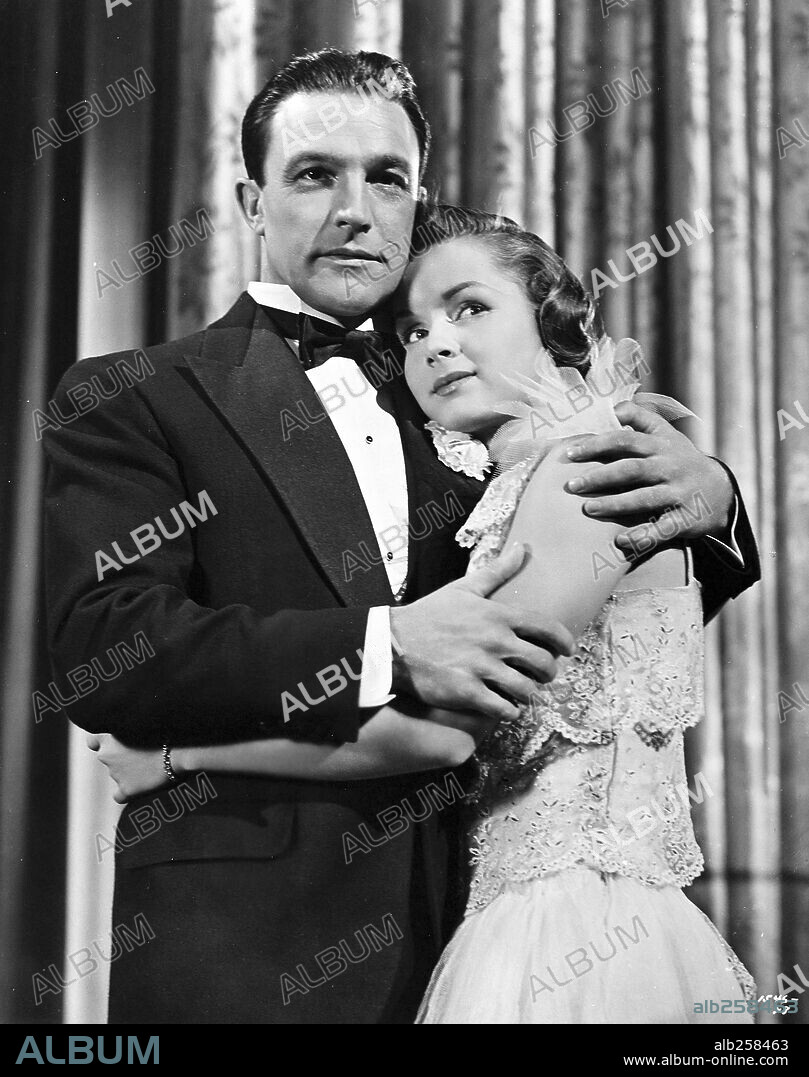 DEBBIE REYNOLDS y GENE KELLY en CANTANDO BAJO LA LLUVIA, 1952 (SINGIN' IN THE RAIN), dirigida por GENE KELLY y STANLEY DONEN. Copyright M.G.M.