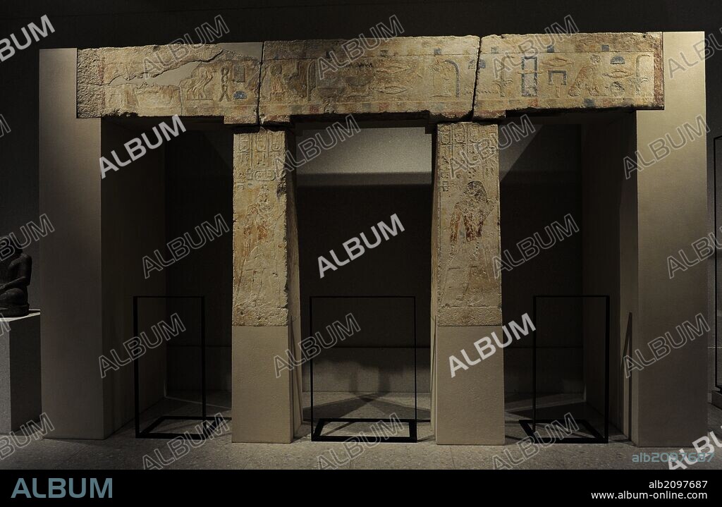 ARTE EGIPCIO. EGIPTO. Arquitrabe de la tumba o capilla funeraria de Nefer-Bau-Ptah. V dinastía. Hacia el 2450 a. C. Giza. Imperio Antiguo. Se construyó a semejanza fachada de una casa noble. Se han conservado restos de policromía. Piedra calcaria. Neues Museum (Nuevo Museo). Berlín. Alemania. Europa.