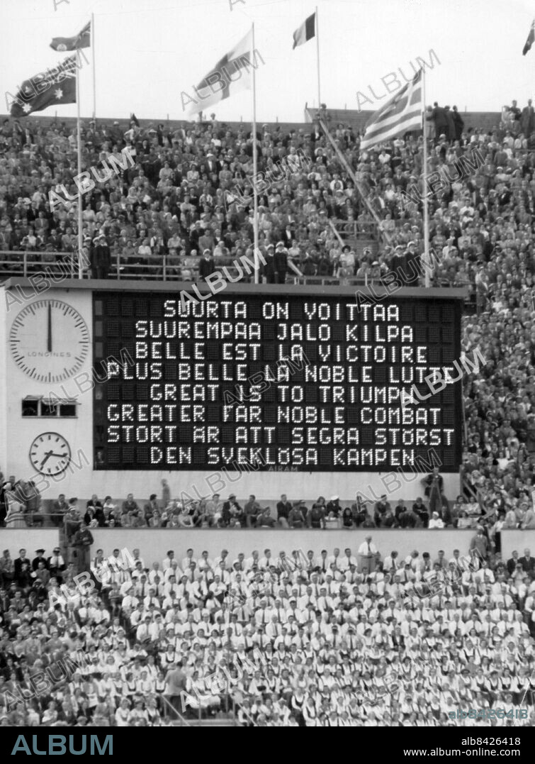 Helsingfors 1952-08-03. Sommar-OS i Helsingfors. Anslagstavlan under avslutningen. Kören under tavlan. Foto: Svenskt Pressfoto / TT / kod 12014.