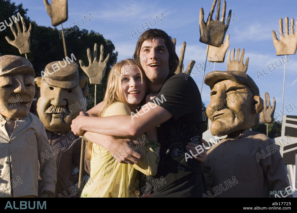 EVAN RACHEL WOOD and JIM STURGESS in ACROSS THE UNIVERSE, 2007, directed by JULIE TAYMOR. Copyright COLUMBIA PICTURES / GENSER, ABBOT.