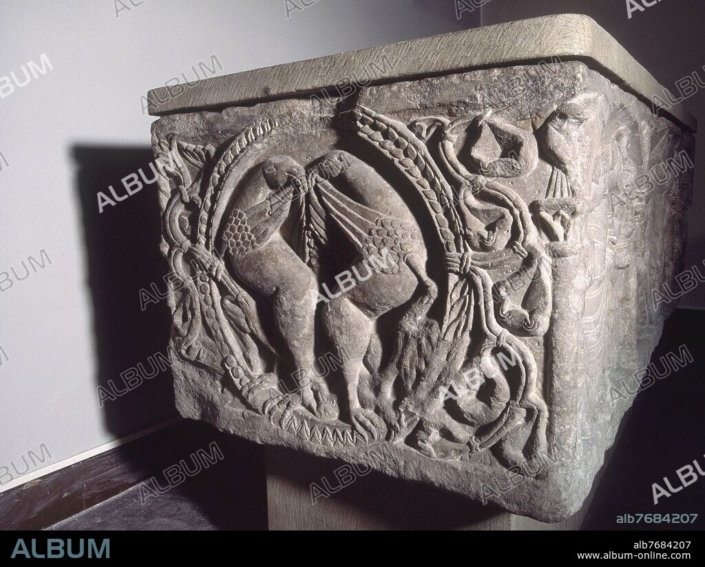 MAESTRO DE DOÑA SANCHA. GRIFOS EN EL INTERIOR DE UN CIRCULO - DETALLE DEL LATERAL DEL SARCOFAGO DE DOÑA SANCHA - SIGLO XII - ROMANICO ARAGONES.