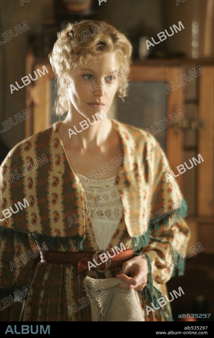 ANNA GUNN in DEADWOOD, 2004, directed by ALAN TAYLOR, DAVIS GUGGENHEIM, EDWARD BIANCHI, MICHAEL ALMEREYDA and WALTER HILL. Copyright HBO / HYUN, DOUG.