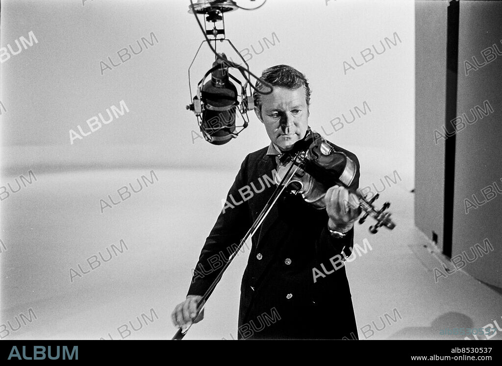 1968-09-09.. Svend Asmussen, dansk jazzmusiker (violinist och orkesterledare).. Foto: Bertil S-son Åberg / RiR / SVT / Kod: 5600. RiR 19163 sv/v neg. Fioler Violiner.