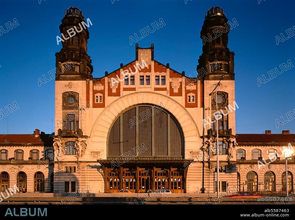 Prag / Hauptbahnhof, frontal © L. Hammel / A. van der Voort Format / Filmsize: 6 × 9 cm.
