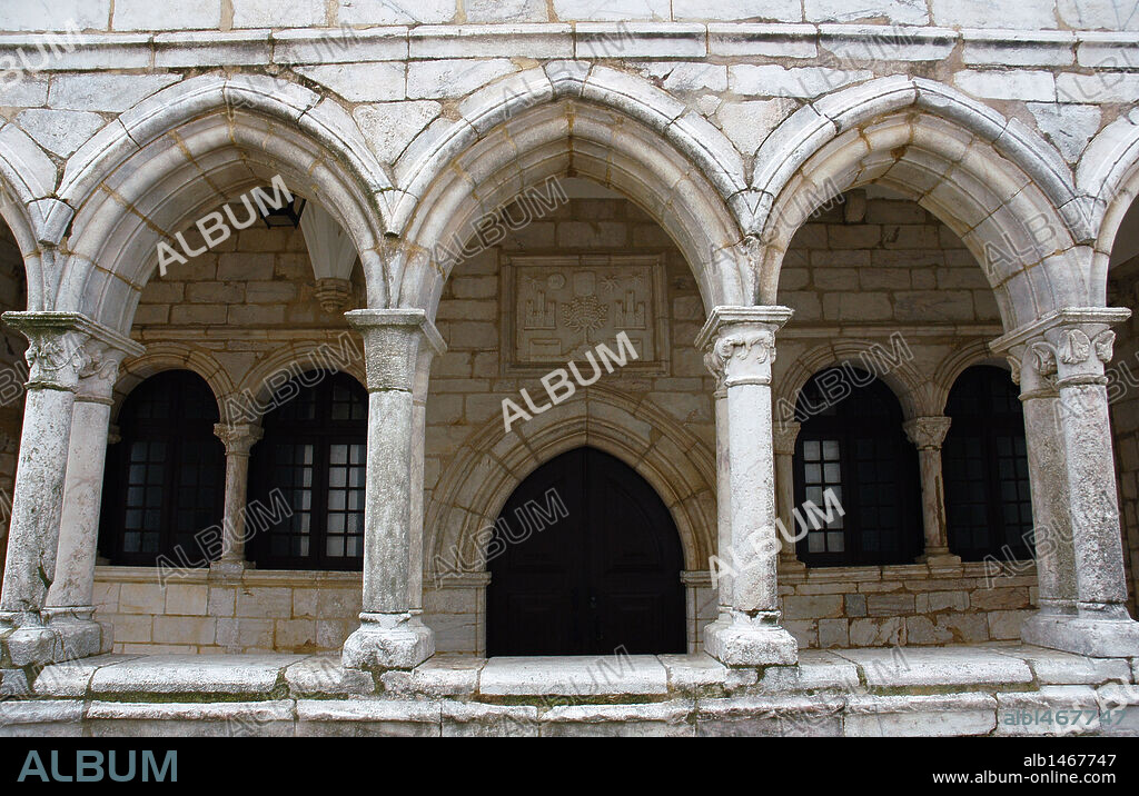 ARTE GOTICO. PORTUGAL. PALACIO DE JOAO V. Convertido en Posada Nacional, sustituyó al original gótico de DON DINIS, destruido tras la explosión de un polvorín. De la obra original aún perdura la COLUMNATA GOTICA que rodea como un atrio la Sala de Audiencias. Actualmente es la POSADA REINA SANTA ISABEL. ESTREMOZ. Distrito de Portalegre.