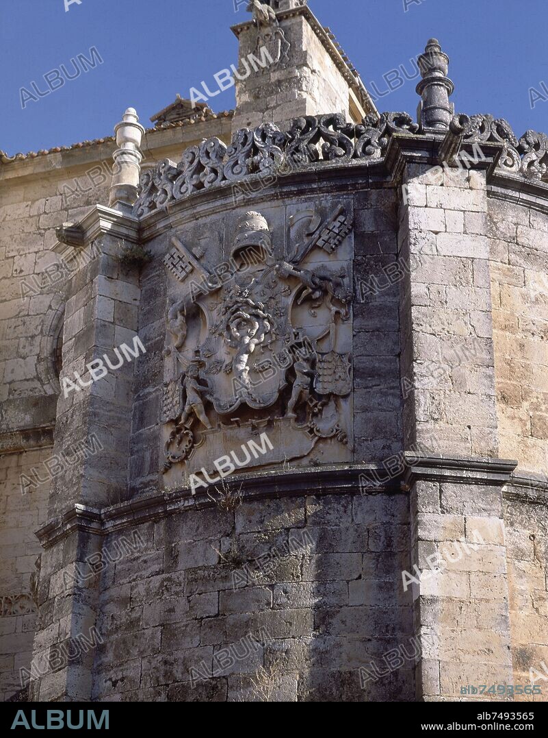 DETALLE DEL ESCUDO DEL PAPA JULIO II EN LA CAPILLA DE SANTIAGO DE LA CATEDRAL DE BURGO DE OSMA - SIGLO XVI.
