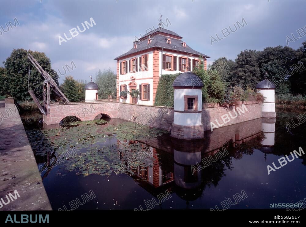 Seligenstadt (Hessen), Wasserburg. (Sommerschlösschen des Abtes, erbaut 1705 unter Abt Franz Blöchinger anstelle einer Wasserburg). Ansicht mit Zugbrücke. Foto (Florian Monheim).
