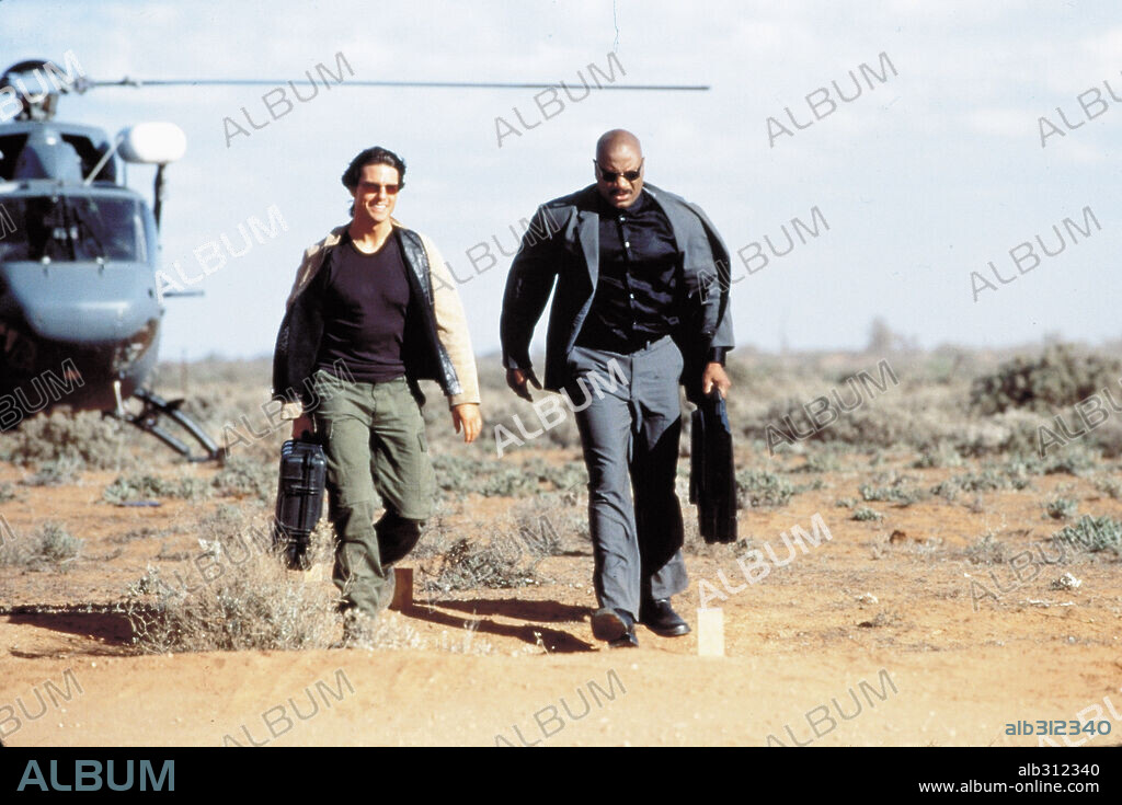 TOM CRUISE y VING RHAMES en MISIÓN: IMPOSIBLE 2, 2000 (MISSION: IMPOSSIBLE II), dirigida por JOHN WOO. Copyright PARAMOUNT PICTURES / BOLAND, JASIN.