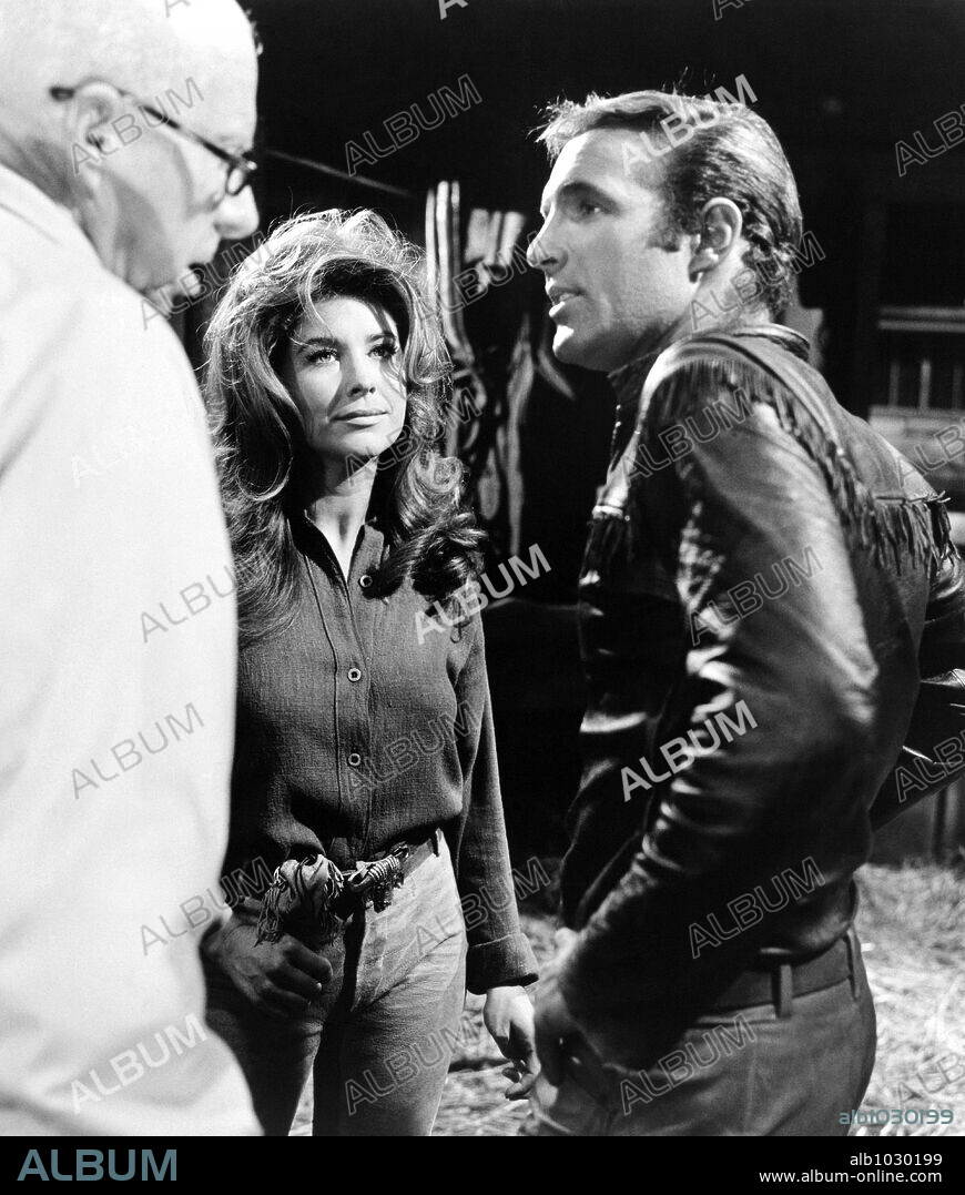 HOWARD HAWKS, JAMES CAAN and MICHELE CAREY in EL DORADO, 1966, directed by HOWARD HAWKS. Copyright PARAMOUNT PICTURES.