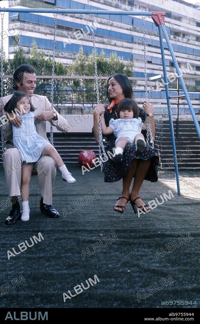 Julio Iglesias with Isabel Preysler and their children, Chabeli and Julio José.
