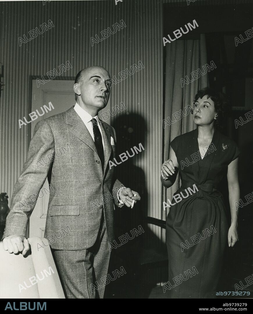 1958. Mary Carrillo and Guillermo Marín in "There is someone behind the door", by Alfonso Paso, premiered at the Recoletos.