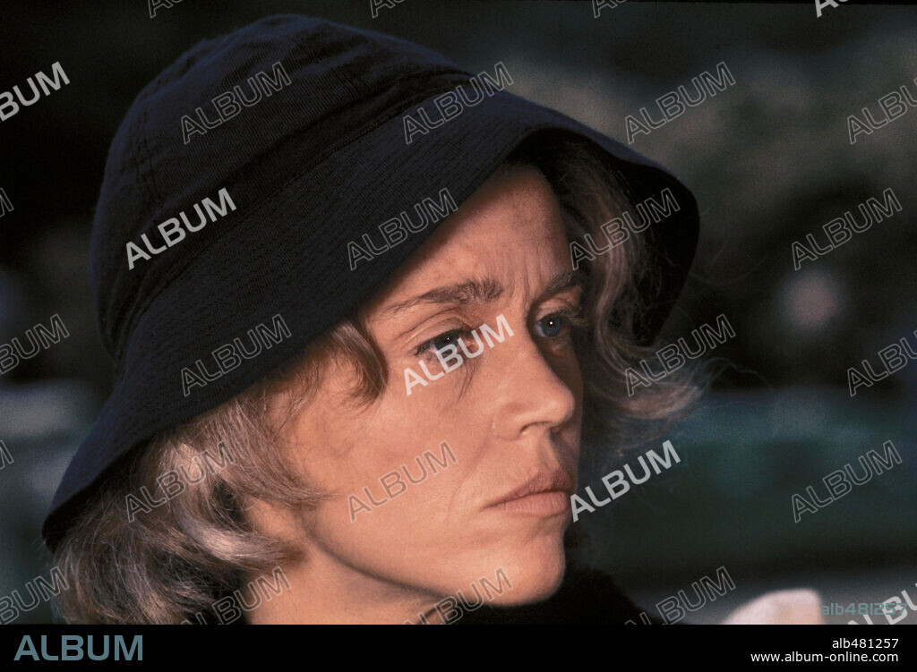 JANE FONDA in JULIA, 1977, directed by FRED ZINNEMANN. Copyright 20TH CENTURY FOX.