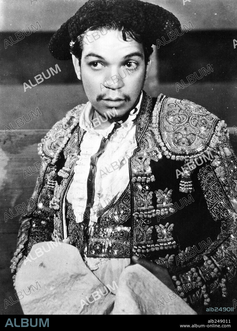CANTINFLAS en NI SANGRE, NI ARENA, 1941, dirigida por ALEJANDRO GALINDO. Copyright POSA FILMS, S.A.