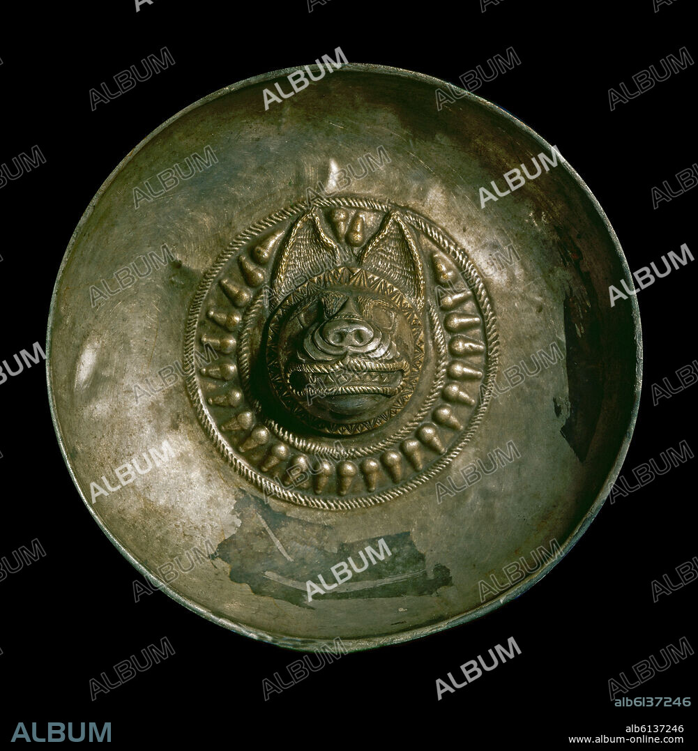 PATERA DE PLATA CON CABEZA DE LOBO DEL TESORO DE TIVISSA - TARRAGONA - ORFEBRERICA IBERICA - SIGLO III AC.