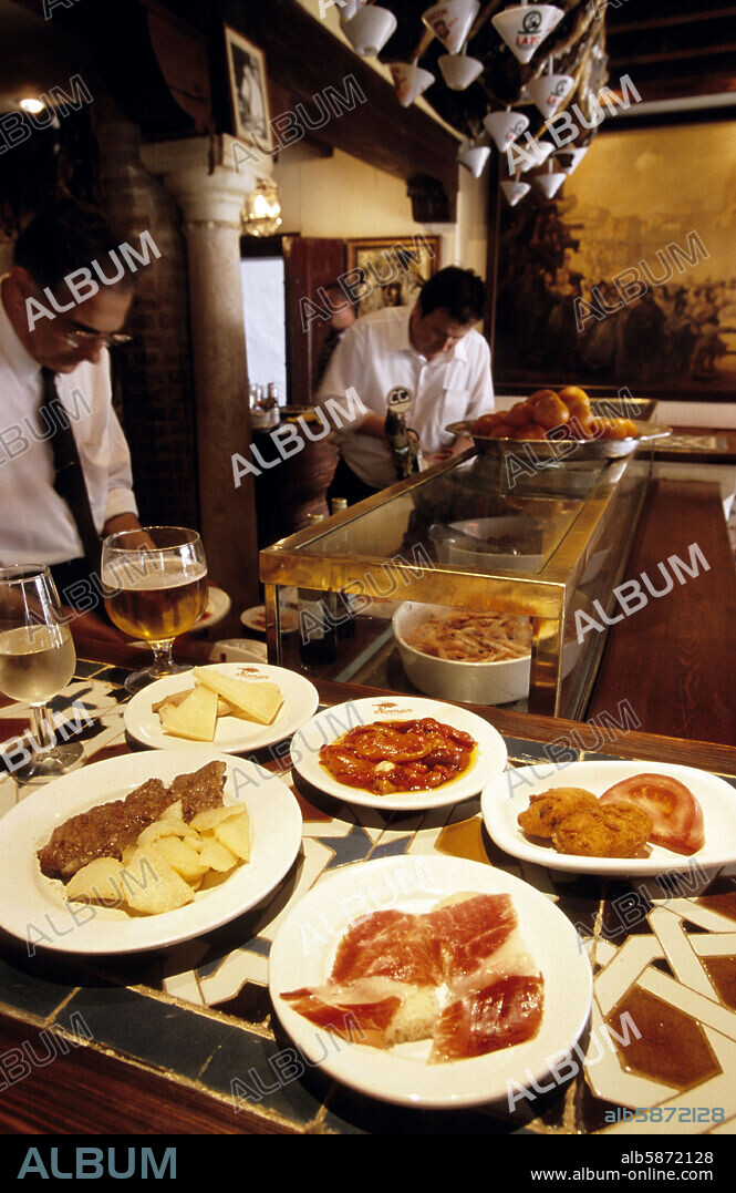 "Casa Román" (Plaza Venerables / barrio de Sta. Cruz); barra con tapas.