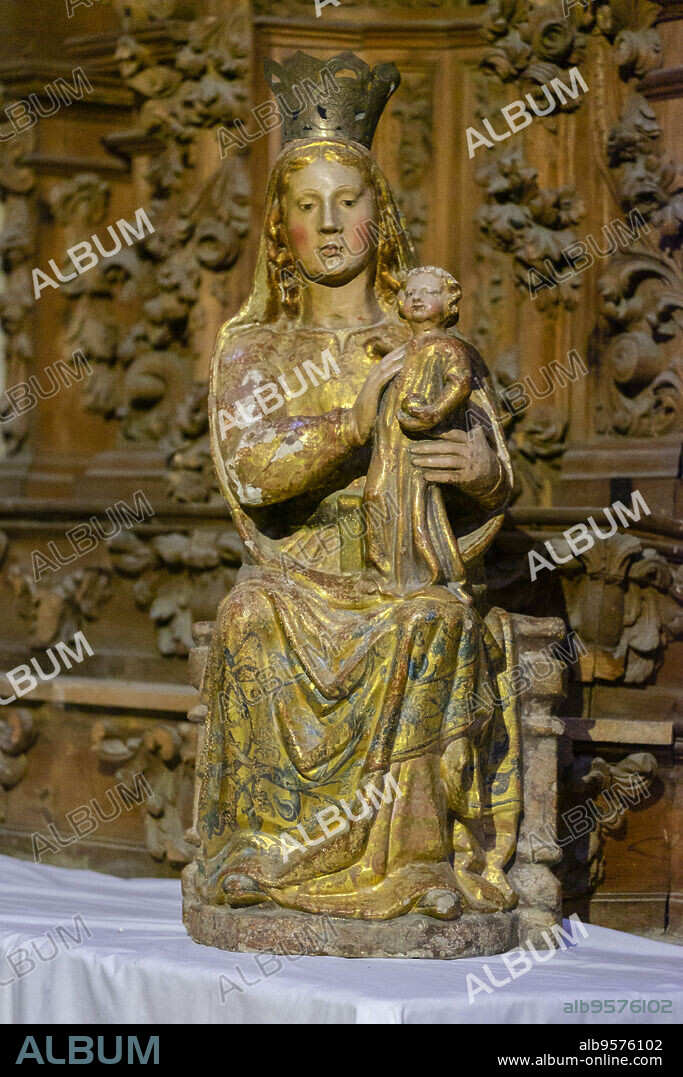 Virgen gótica sedente con el Niño en brazos, Capilla de la Virgen de la Cabeza, Catedral de la Asunción de la Virgen, Salamanca, comunidad autónoma de Castilla y León, Spain.