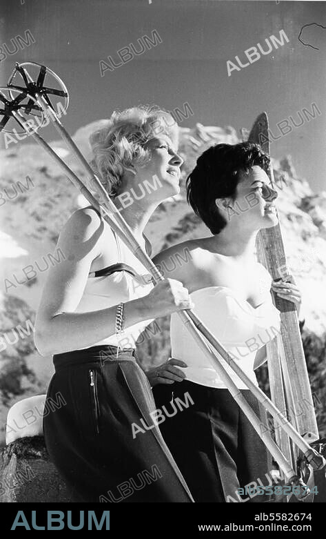 Sport / Wintersport / Ski. Fotomodelle mit Skiern vor Bergkulisse. Foto, November 1958.
