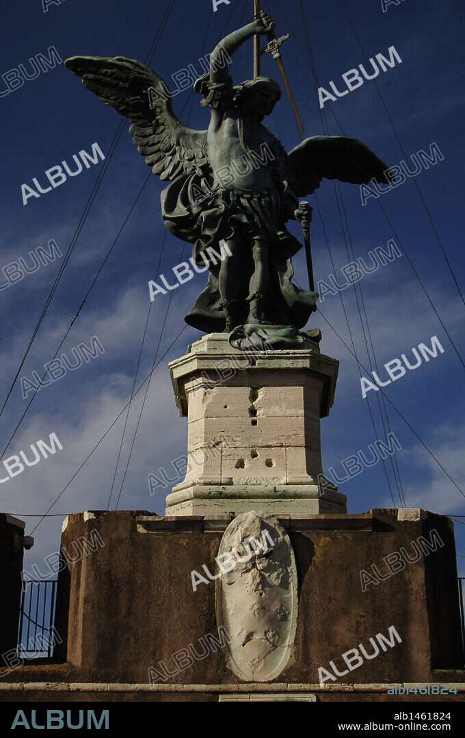 ARCANGEL SAN MIGUEL. Uno de los espíritus bienaventurados, de orden media, entre los ángeles y los principados. ESTATUA DEL ARCANGEL que corona el Castillo Sant'Angelo. Realizada en bronce en 1753 por Pierre van Verschaffelt (1710-1793) según dibujo de Bernini. ROMA. Italia.