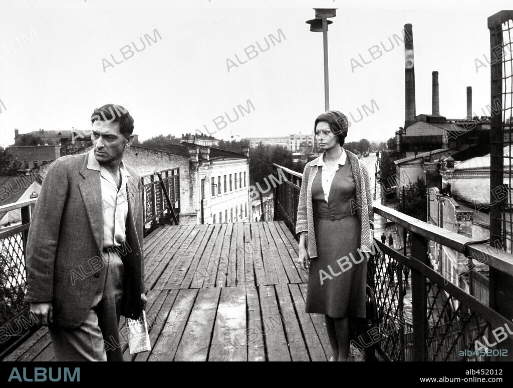 SOPHIA LOREN in SUNFLOWER, 1970 (I GIRASOLI), directed by VITTORIO DE SICA. Copyright MOSFILM/LES FILMS CONCORDIA/CHAMPION.