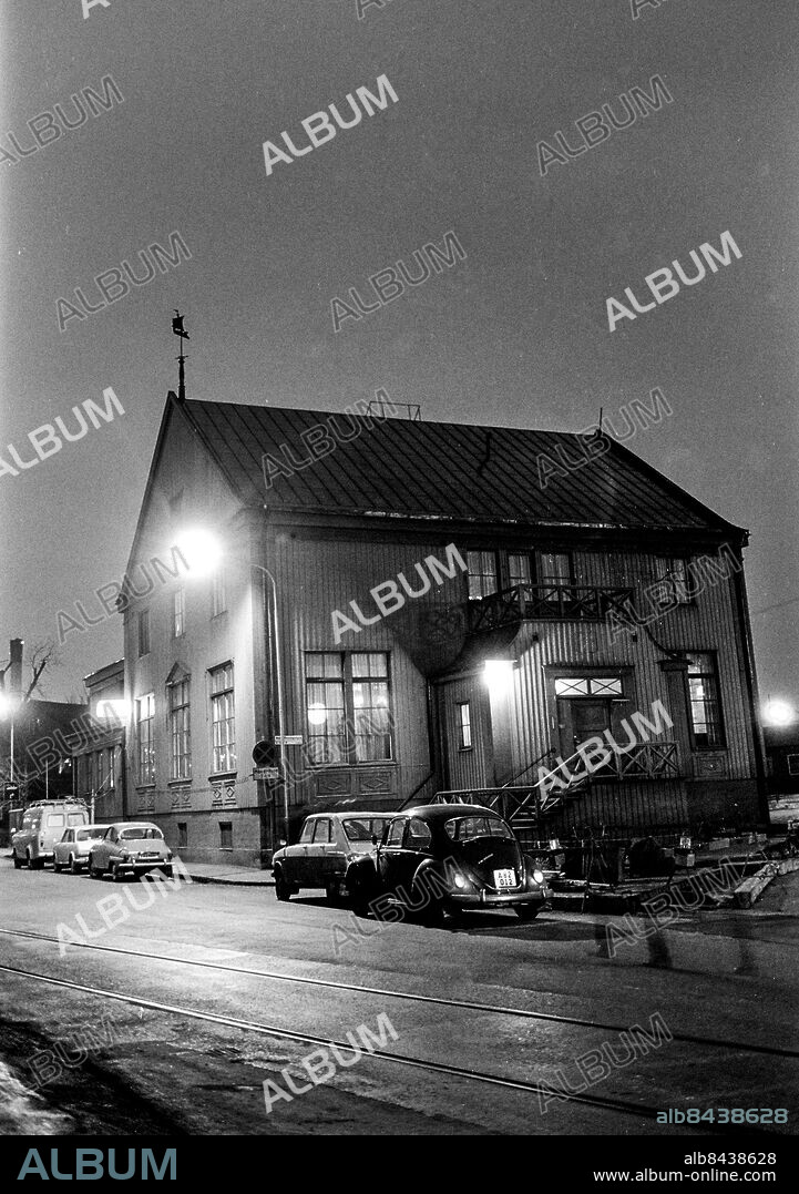 STOCKHOLM 1970-04.. VAD ÄR DET FÖR FEL PÅ STARDUST?. Radioprogram. Diskotek på restaurang Skeppet i Värtahamnen med Hans Alfredson och Tage Danielsson.. Sänt första gången 1970-04-24.. Här ses restaurang Skeppet i Värtahamnen från utsidan.. Foto: Bo-Aje Mellin / RiR / SVT / Kod: 5600. Reportage publ. i RiR 17/70 sid. 10-11, 58.. RiR 19786 sv/v neg  . Exteriör.