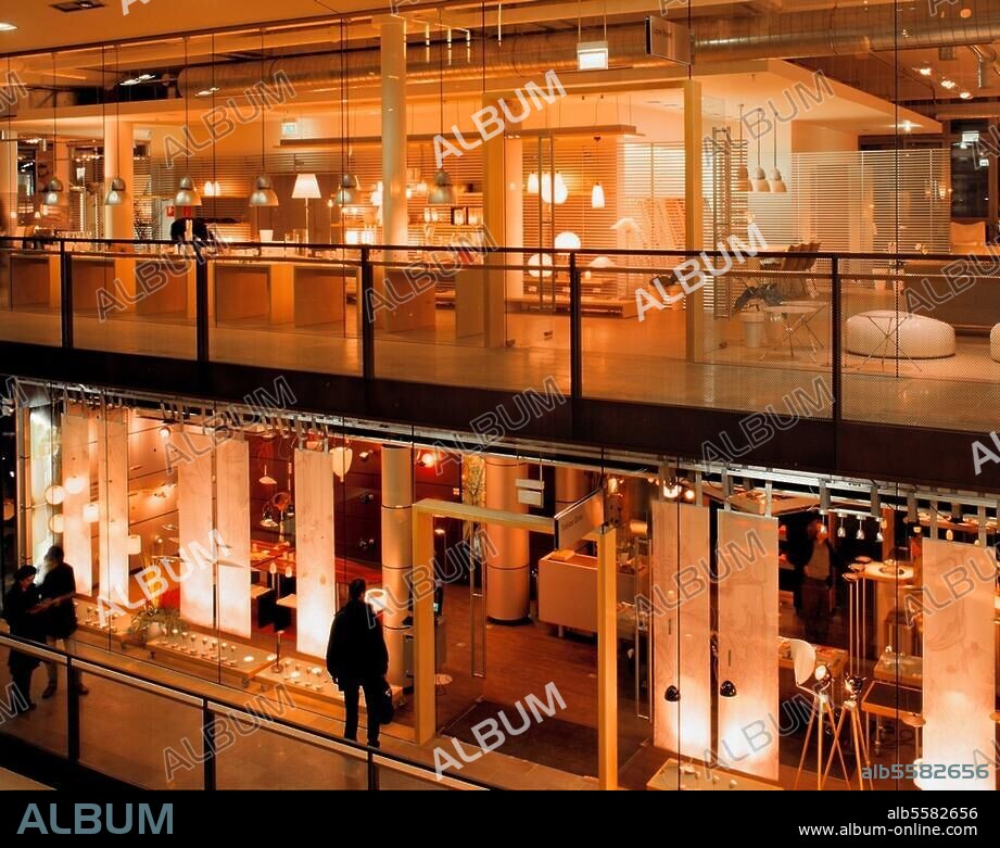 Berlin-Charlottenburg, stilwerk Design Center, Kantstraße 17-20 / Uhlandstraße 9-11. (erb. 1998/99; Arch.: Novotny, Mähner & Assoziierte). Fensterfronten de Geschäfte zum Innenhof. Foto, Dezember 1999.