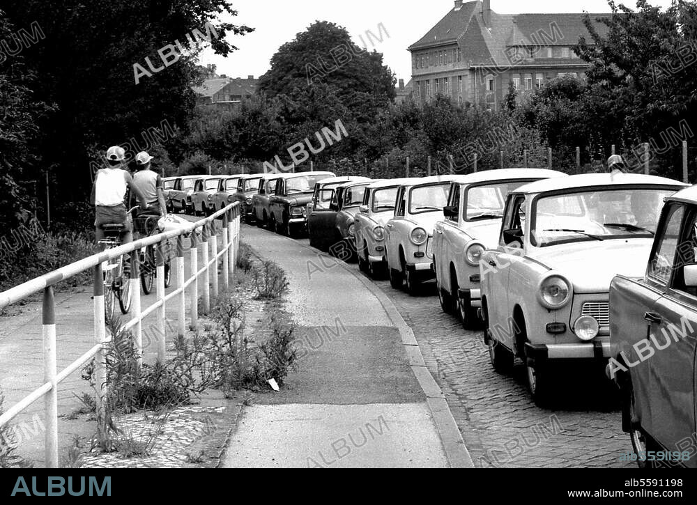 Deutschland / DDR: Vor der Wirtschaftsund Währungsunion am 1. Juli 1990. Autoschlange an einer Tankstelle in Wittenberg (letzte Möglichkeit in DDR-Währung zu bezahlen). Foto, 28.6.1990.