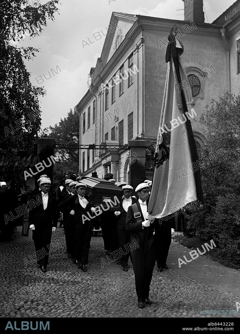 ARKIV 1931. Ärkebiskop Nathan Söderblom (1886-1931 avlider den 12 juli 1931. Här bärs hans kista vid begravningen i Uppsala.. Archbishop Nathan Söderbloms funeral in Uppsala.. Foto:Scanpix Historical/1900. Scanpix Sweden.