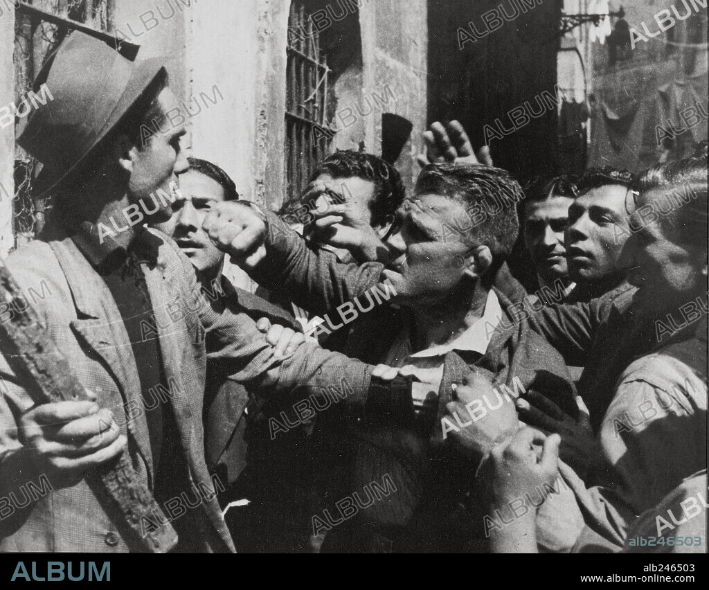 LAMBERTO MAGGIORANI in BICYCLE THIEF, 1948 (LADRI DI BICICLETTE), directed by VITTORIO DE SICA. Copyright PDS/ENIC.