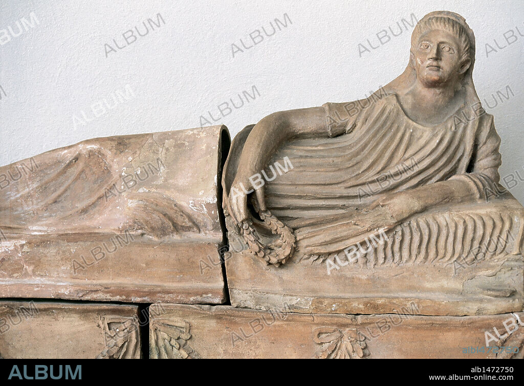 ARTE ETRUSCO. SARCOFAGO en el que se representa a la difunta recostada portando una corona de laurel en una de sus manos. Fechado entre los siglos IV y III a. C. Palacio Vitelleschi. Museo Nacional Etrusco de Tarquinia. Tarquinia. Italia.