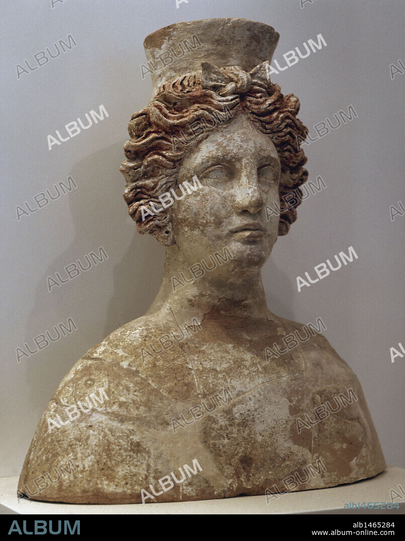 ARTE IBERICO. España. DIOSA TANIT. Busto en terracota. Fechado hacia el siglo V a. C. Museo Arqueológico de Ibiza. Islas Baleares.