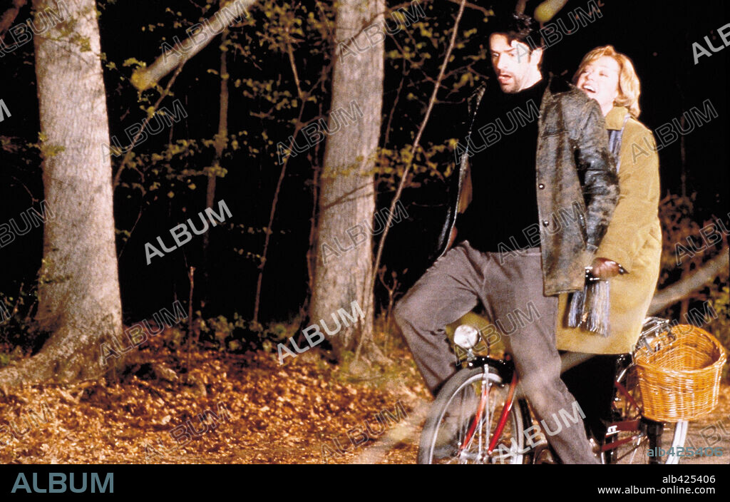 KATHY BATES y RUPERT EVERETT en AMOR SIN CONDICIONES, 2002 (UNCONDITIONAL LOVE), dirigida por P. J. HOGAN. Copyright NEW LINE CINEMA / TENNER, SUZANNE.