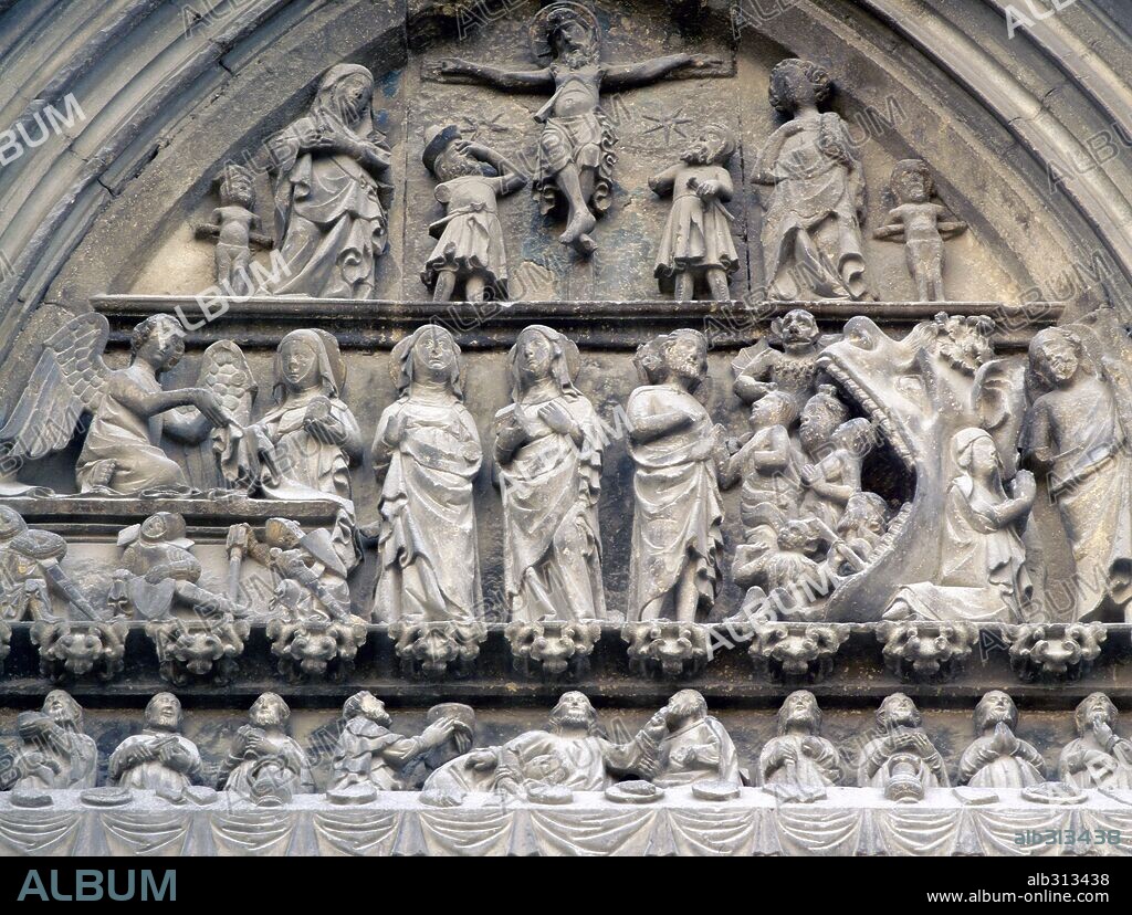 Iglesia del Santo Sepulcro, Estella, provincia de Navarra. Detalle de la fachada. Representación de la Última Cena.