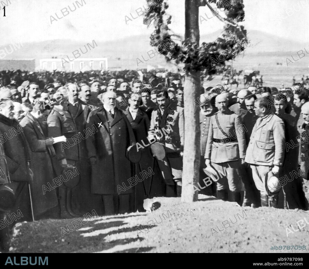 La política y la campaña de Marruecos en el año 1922.
1. D. Juan de la Cierva (X) ministro de la Guerra, con los Periodistas Madrileños, ante la cruz de monte Arruit.