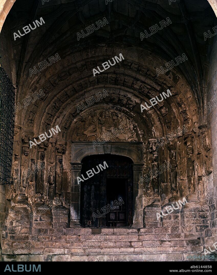 PORTADA ROMANICA DE LA IGLESIA DE SAN ESTEBAN - SIGLO XII.