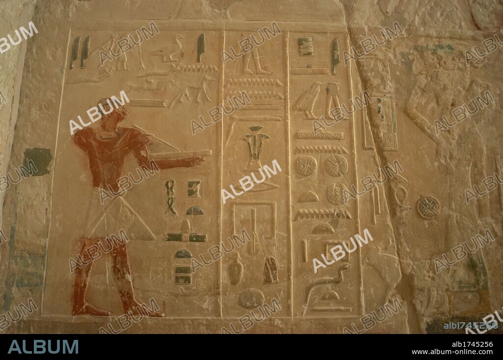 ARTE EGIPCIO. EGIPTO. IMPERIO ANTIGUO. V DINASTIA. MASTABA DE PTAHHOTEP Y AKHETHOTEP (2400 a. C.). Altos funcionarios egipcios, padre e hijo. RELIEVE CON LA REPRESENTACION DE UN ESCRIBA. SAKKARA.