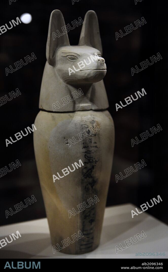 ARTE EGIPCIO. EGIPTO. VASO CANOPO, donde se depositaba las vísceras del dibunto, embalsamadas. "Daumutef", el que contenía el estómago del difunto, con tapa en forma de chacal, y protegido por el dios Neit. XXIV Dinastía. Siglo X-VIII a. C. Neues Museum (Nuevo Museo). Berlín. Alemania. Europa.