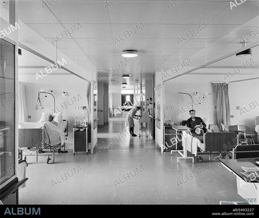 JOHN LAING PLC. West Cumberland Hospital, Homewood Road, Homewood, Whitehaven, Copeland, Cumbria, 27/08/1964. Two men in bed on one of the orthopaedic wards at West Cumberland Hospital. The orthopaedic department had 60 beds out of 500 across 12 departments at the hospital as a whole.