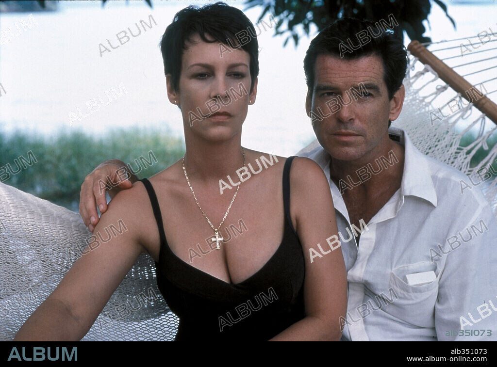 JAMIE LEE CURTIS and PIERCE BROSNAN in THE TAILOR OF PANAMA, 2001, directed by JOHN BOORMAN. Copyright COLUMBIA PICTURES / HESSION, JONATHAN.