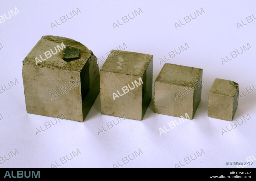 PIRITA. Sulfuro de hierro. Pertenece al sistema monométrico y cristaliza en cubos. Se encuentra en masas compactas o granulares. La pirita sirve para la extracción del ácido sulfúrico, del azufre y del hierro.