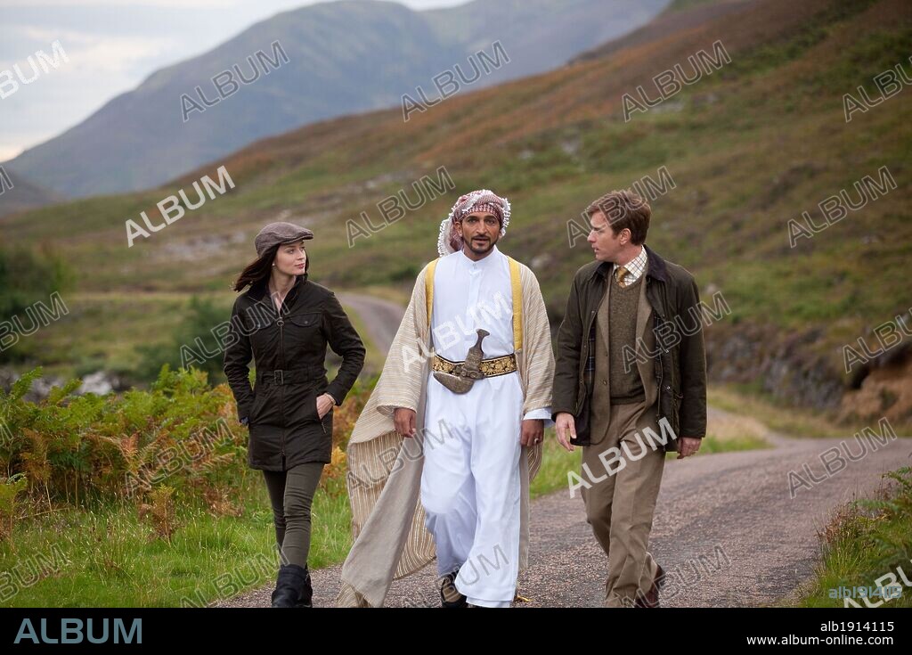 AMR WAKED, EMILY BLUNT and EWAN McGREGOR in SALMON FISHING IN THE YEMEN,  2011, directed by LASSE HALLSTROM. Copyright BBC FILMS. - Album alb1914115