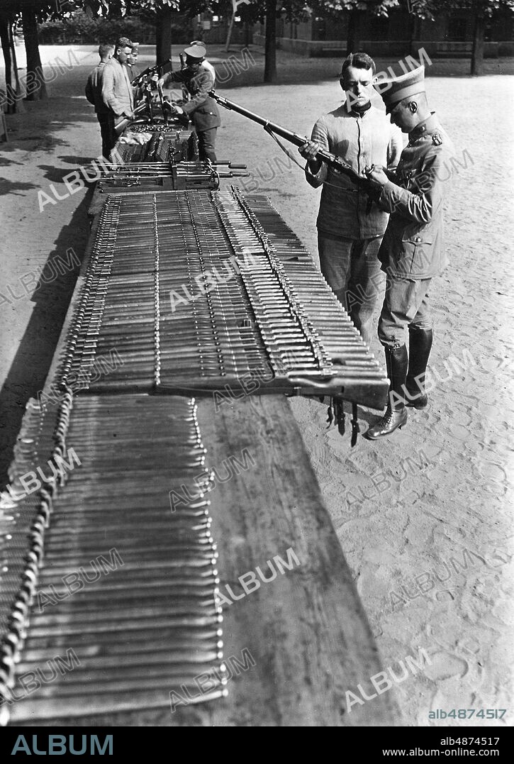 GERMANY BRANDENBURG AN DER HAVEL around 1930. Orig. caption ... ONE DAY WITH THE CAMERA IN THE POLICE SCHOOL IN BRANDENBURG A / HAVEL. At the police academy in Brandenburg a / Havel, the future keepers of the law are educated and taught in a more monthly course to eager and conscientious police officers. The service mainly consists of sports, to prepare the body and mind for the practical service. The education regarding courtesy towards the public as well as the exact knowledge of the service regulations find very special consideration there. Bild 2585. Rifle and side rifle appeal at the court of the police academy. Photo: A-B-C Berlin / AB Text & Bilder / SVT / Code: 5600 Folder: 5-min Germany 1925-32 11: Polisen Bildserier Photo report Rifle On a number of sites: GERMANY; BRANDENBURG AN DER HAVEL PhotoDate: 193? - ?? - ??.