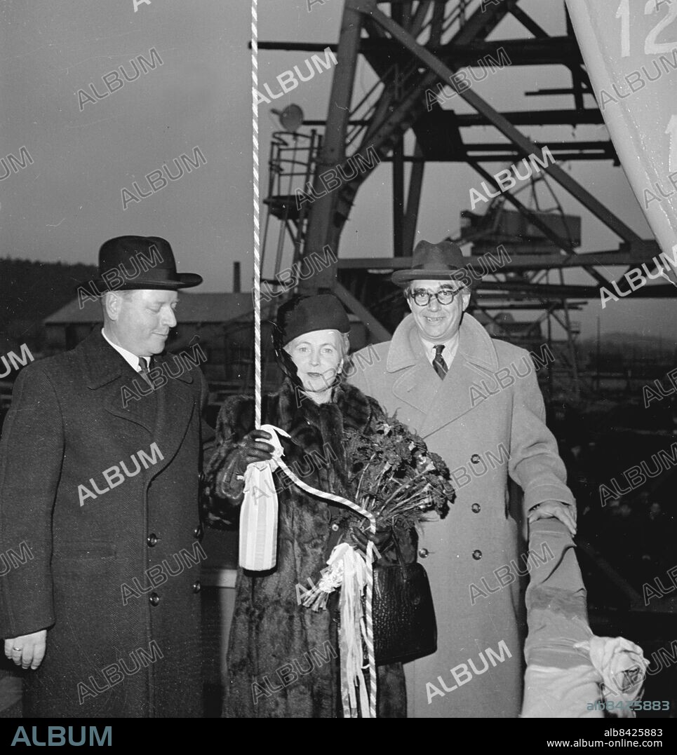 Uddevalla november 1948. Uddevallavarvet sjösätter första fartyget som är byggt på varvet. Det är ett norskt tankfartyg. Varvschefen Bertil Thordén till höger. *** Local Caption *** GP. KAMERAREPORTAGE.
