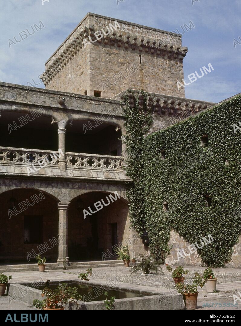 CASTILLO DE LOS CONDES DE OROPESA-PLAZA DE ARMAS DE DOS PISOS Y TORRE CUADRADA.