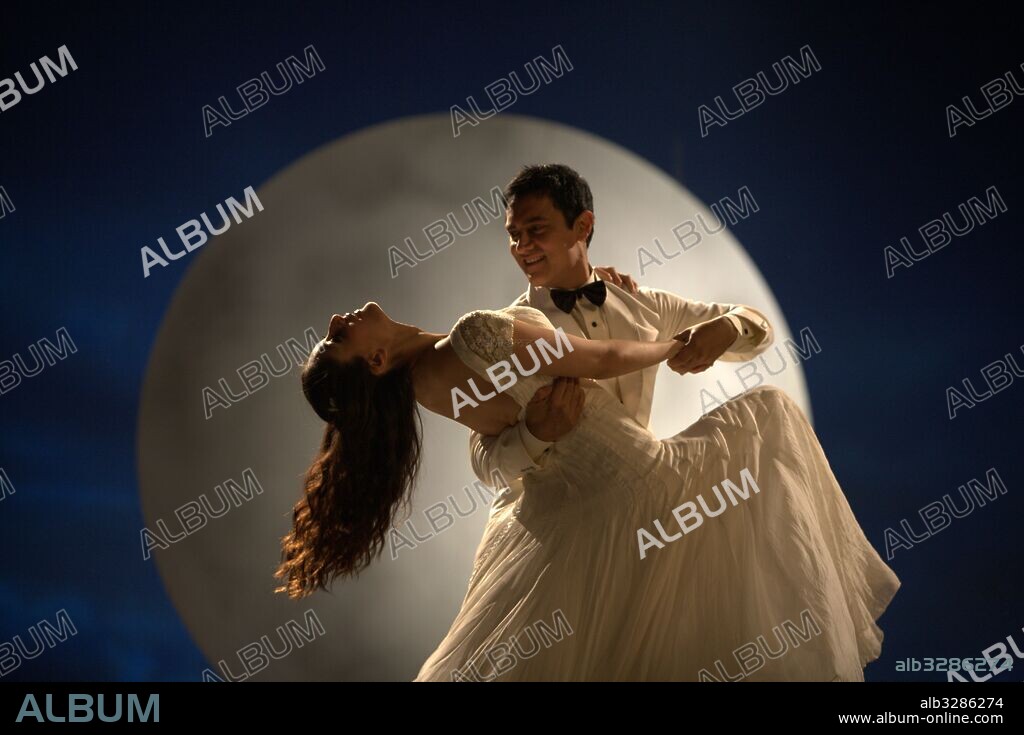 AAMIR KHAN y KAREENA KAPOOR en 3 IDIOTS, 2009, dirigida por RAJKUMAR HIRANI. Copyright EROS INTERNATIONAL MEDIA.